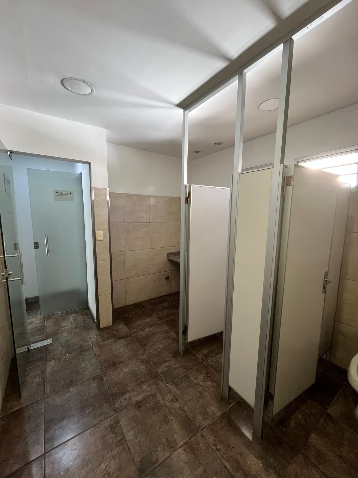 ZONA SHOPPING LA GALERIA EN ALQUILER OFICINA DE 330M2 CON 5 COCHERAS – 2