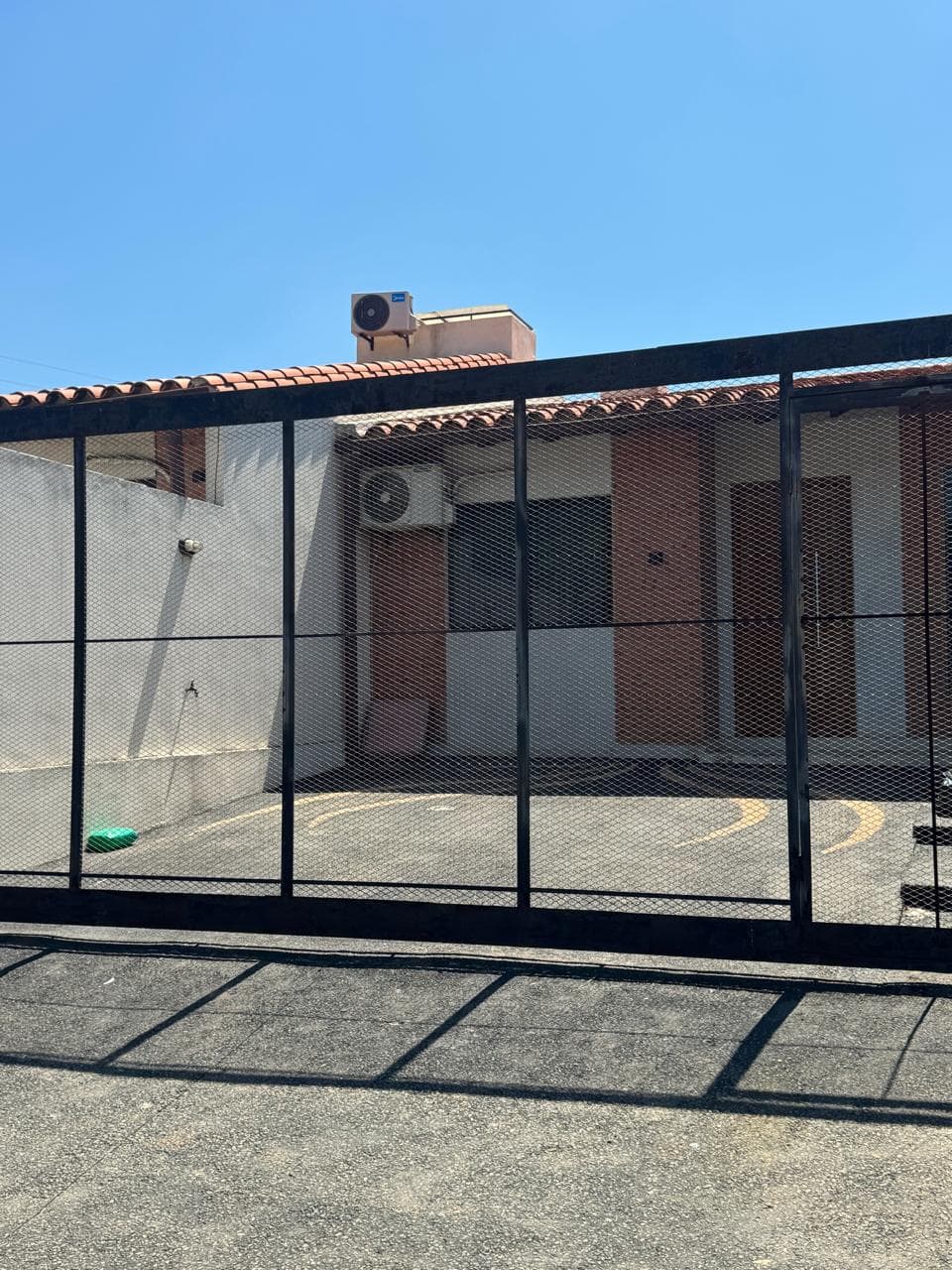 CASA CON PATIO TIPO CHALET EN ALQUILER – FERNANDO DE LA MORA ZONA SUR.
