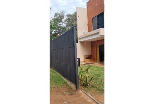 Amplia casa de 2 niveles con piscina sobre 2 lotes en San Antonio