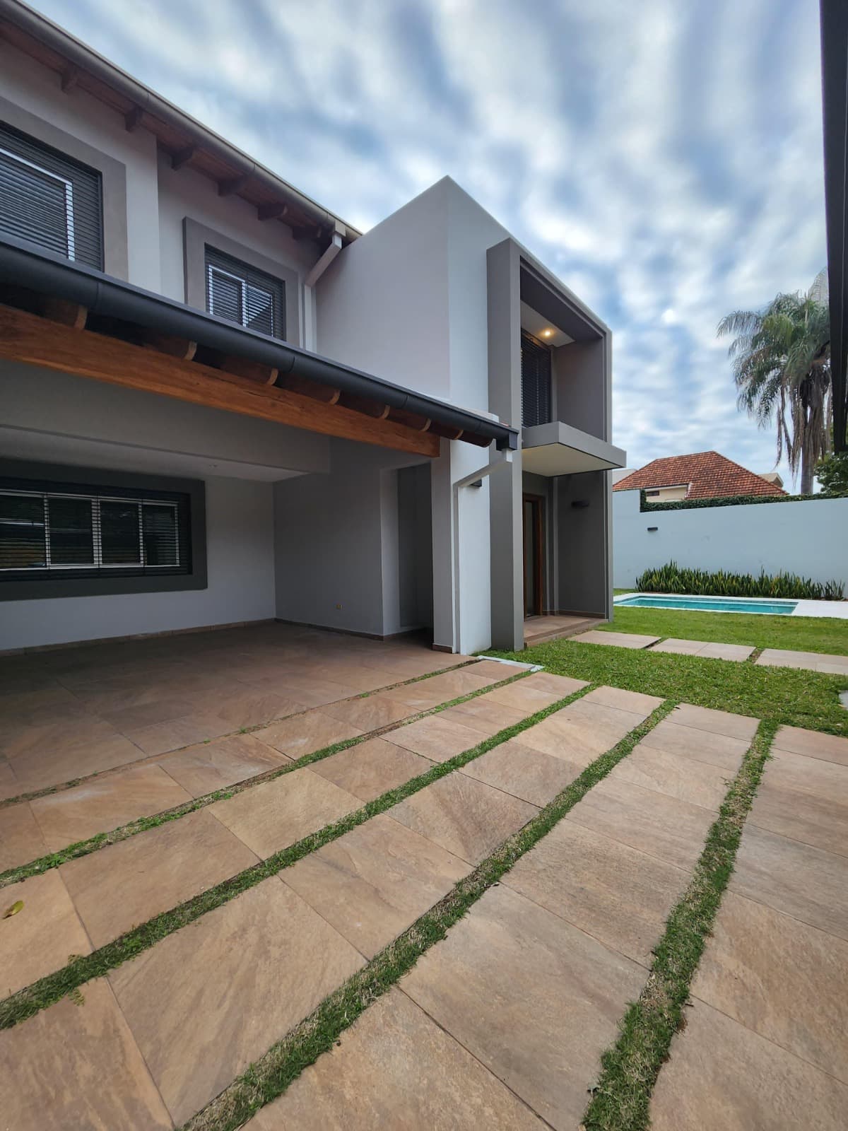 Casa En Alquiler, Zona Super Residencial, Barrio Manora.