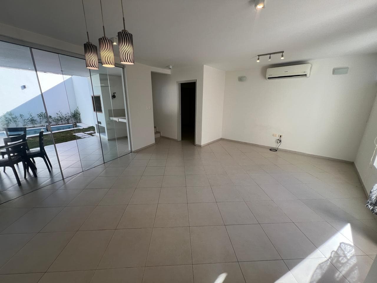 EN ALQUILER DÚPLEX MODERNO DE 3 DORMITORIOS CON PISCINA Y QUINCHO EN YCUA SATÍ – 3