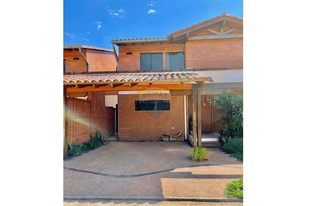 Dúplex de 3 Dormitorios en Condominio Cerrado (Campo Grande), Piscina y Quincho