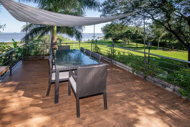 Lujosa Residencia con Amplio Patio sobre el lago Ypacaraí – 3