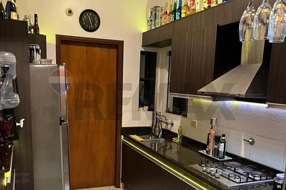 VENDO CASA CON PISCINA A UNA CUADRA DE AVDA.PERON – 3