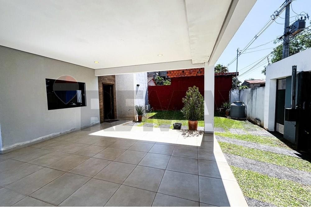 VENDO AMPLIA RESIDENCIA EN LUQUE - PRIMER BARRIO – 3