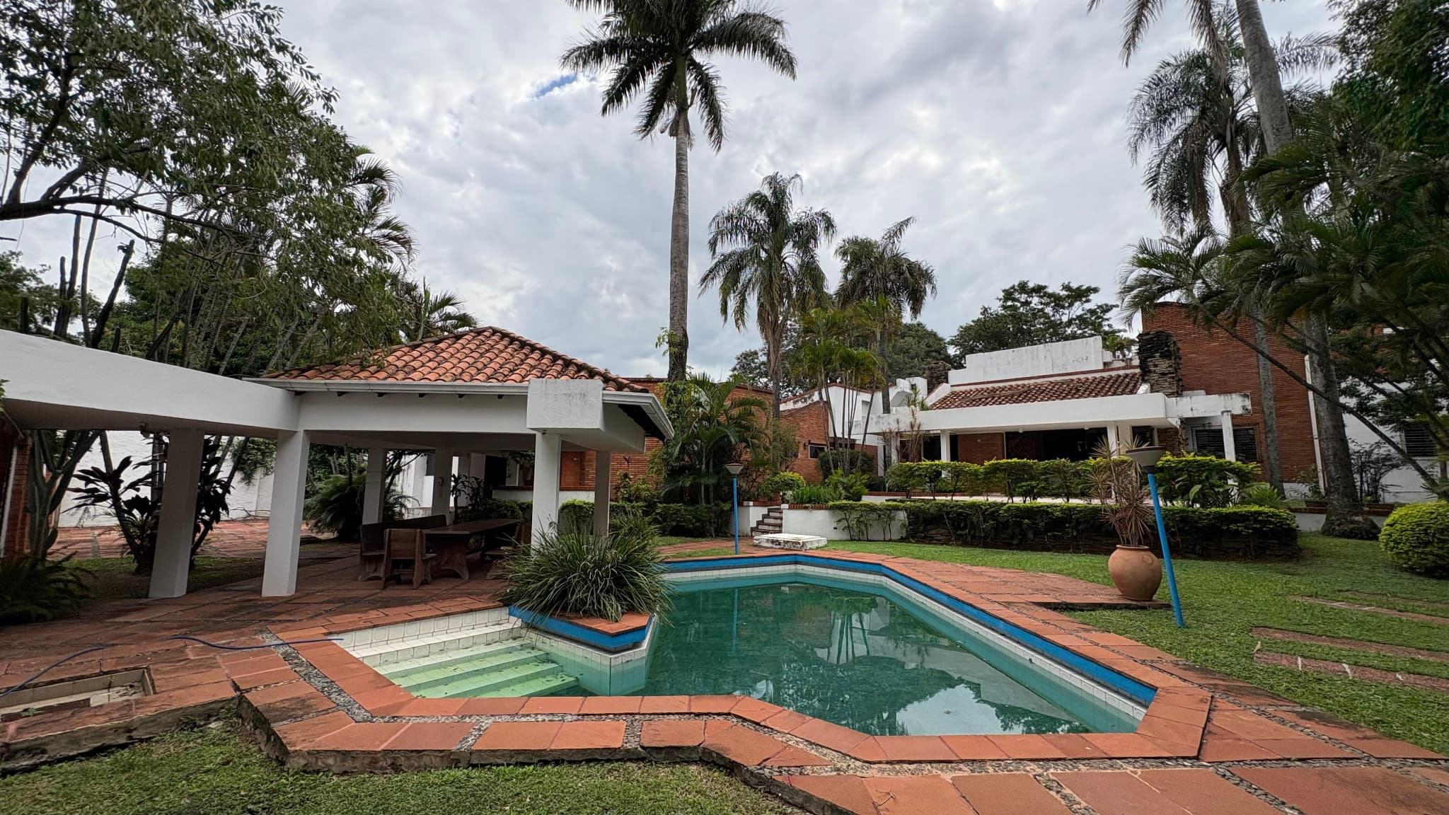 Residencia Ideal Para Familias Y Eventos Con Piscina Y Amplio Terreno En Lambare