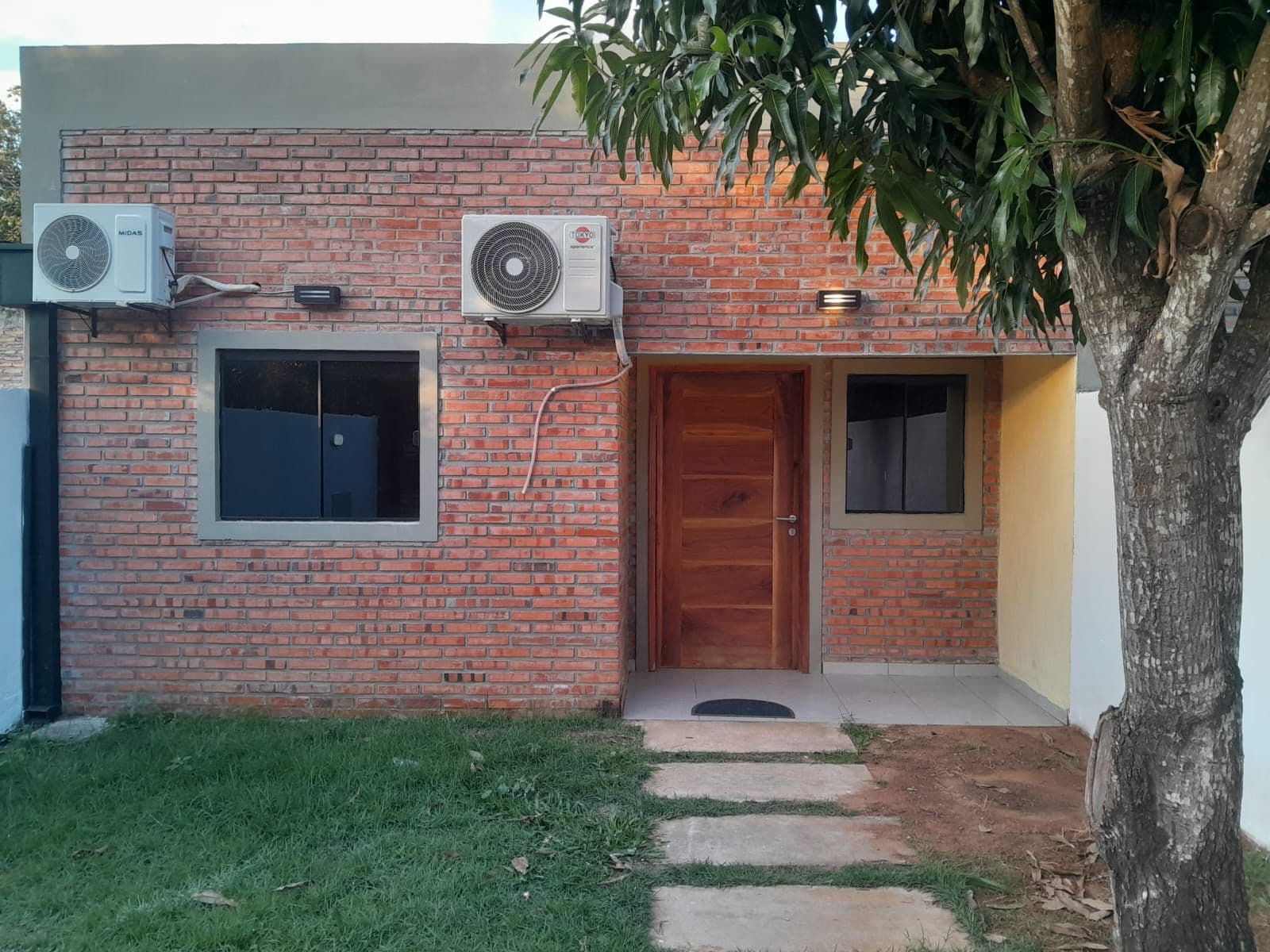 Alquilo chalet de dos dormitorios en Mariano Roque Alonso.
