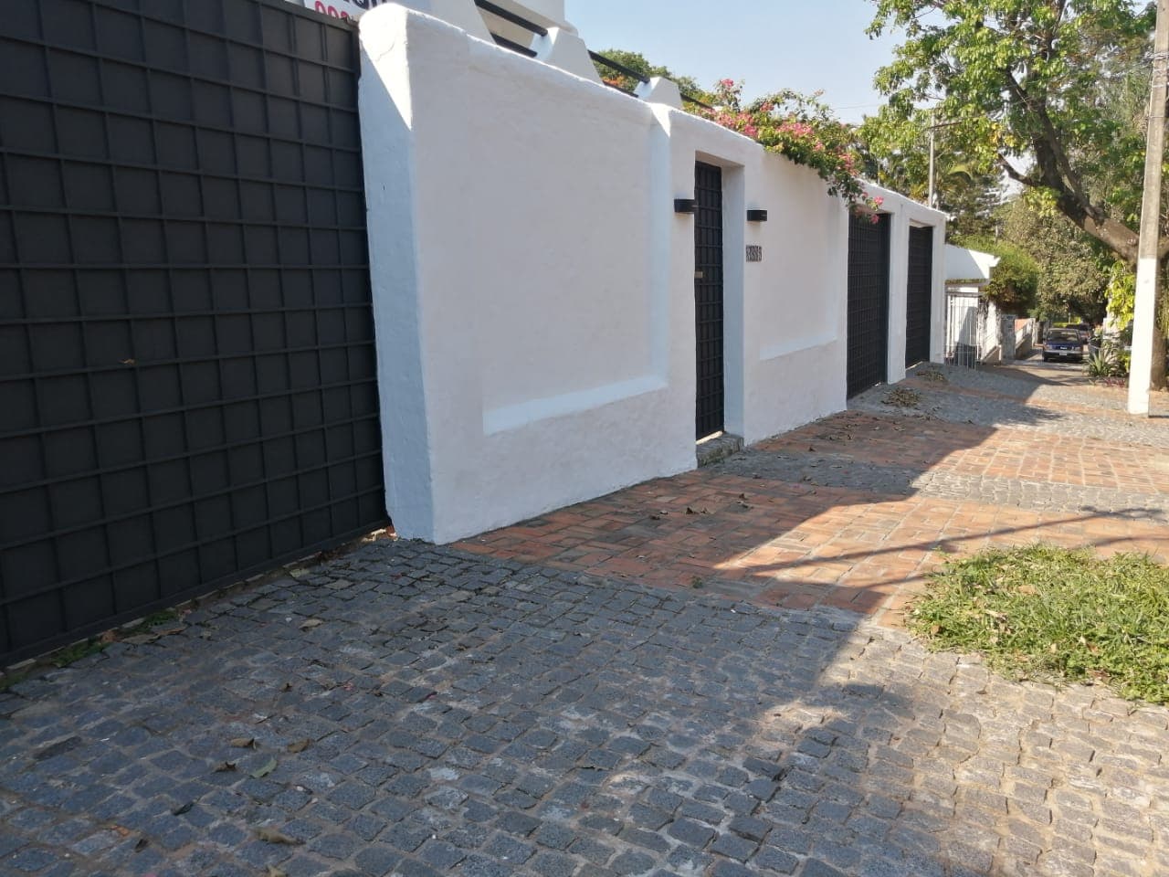 Alquilo Amplia Residencia de Estilo Mediterránea! Barrio Mburicao.