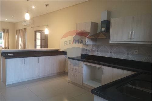 ALQUILO FANTÁSTICO DÚPLEX DE 3 DORMITORIOS, EN EL B° CERRADO ARAPOTY DE M.R.A – 3