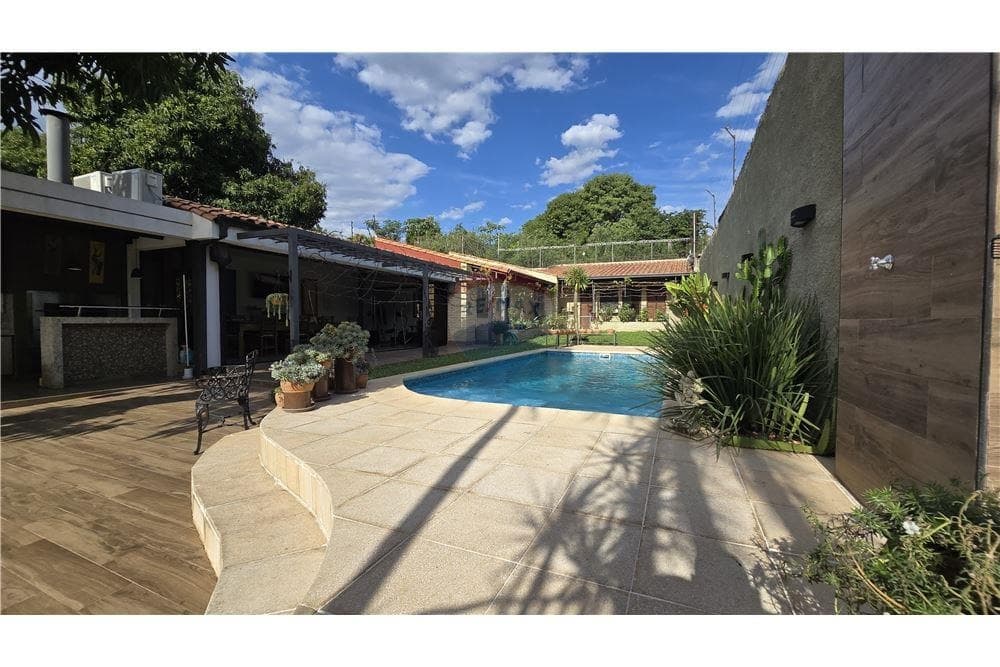 EN VENTA CASA DE UNA PLANTA CON PISCINA