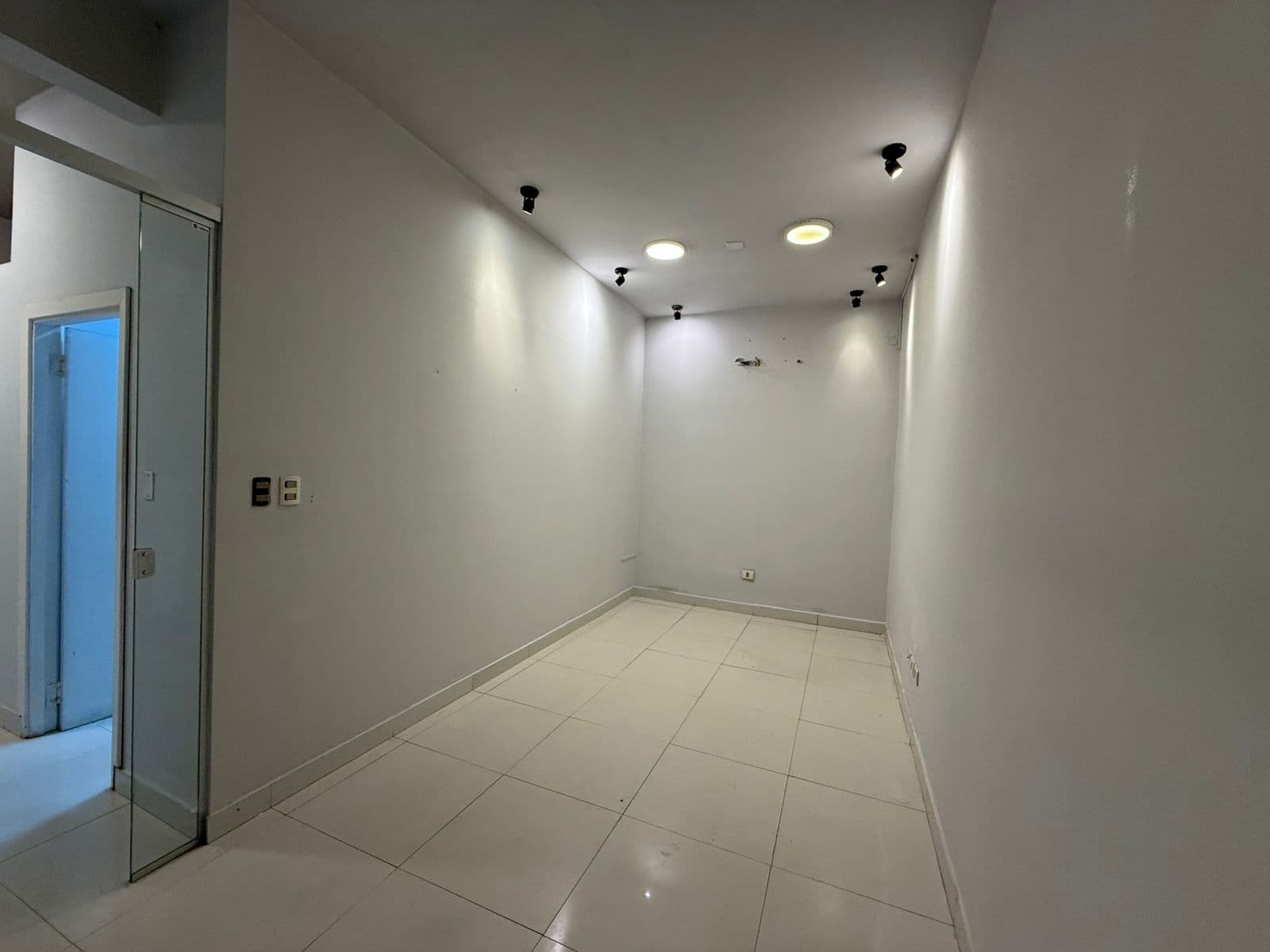 ALQUILO AMPLIO SALON COMERCIAL EN SAN LORENZO – 3