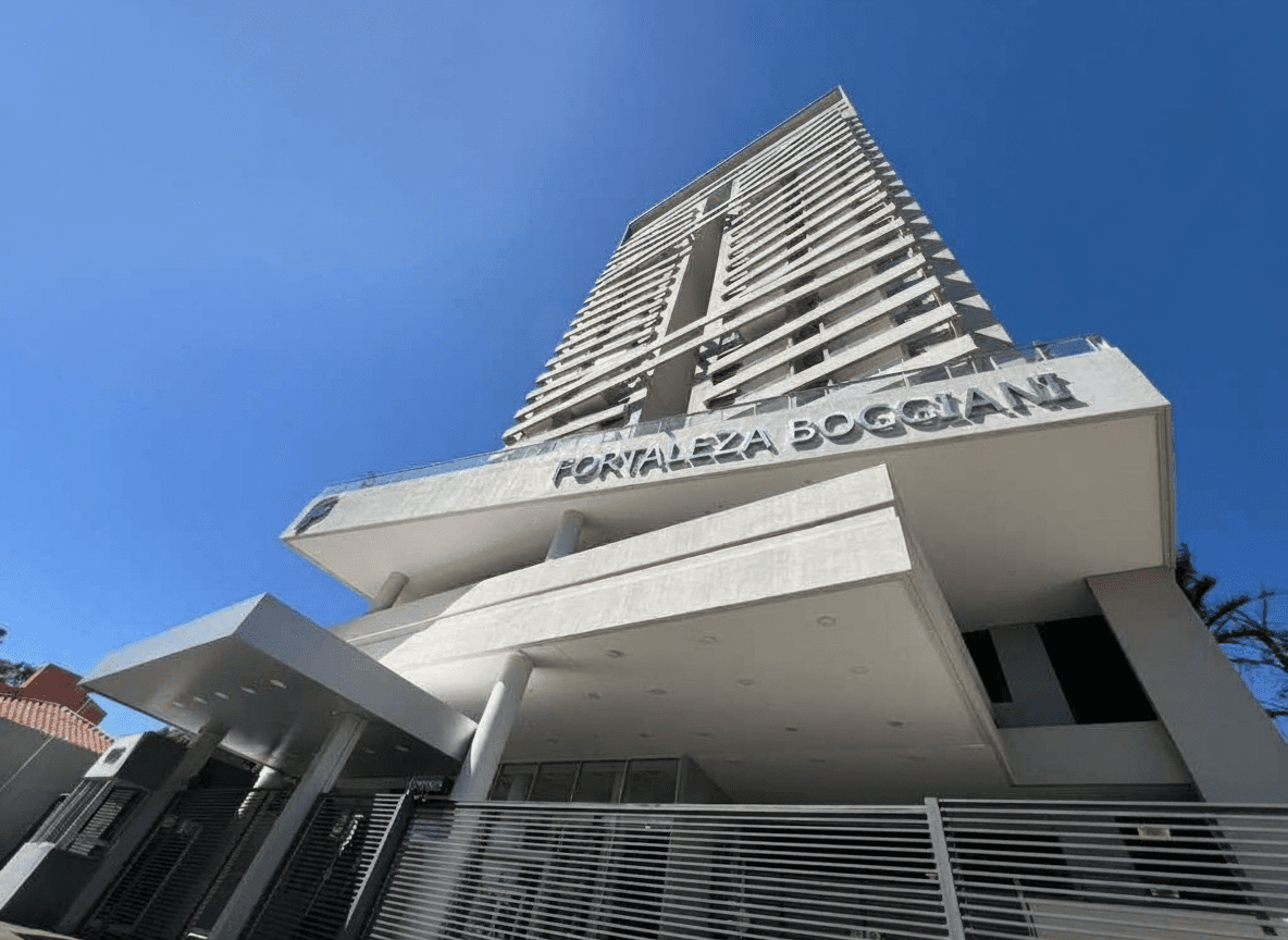 Exclusivo Departamento de Lujo en Fortaleza Boggiani: 2 Dormitorios, 2 Baños, 92m² con Vistas Panorámicas Inigualables desde el Piso 22, a Pasos del Shopping Mariscal.