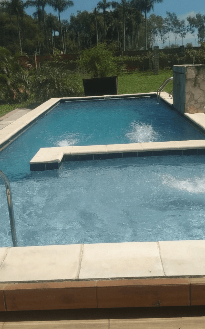 Exclusiva Residencia de Lujo en Cabañas: 4 dormitorios, 5100m² de exuberante terreno con árboles frutales, impresionante piscina de 20m y ubicación privilegiada a pocas cuadras de la ruta a Caacupé.