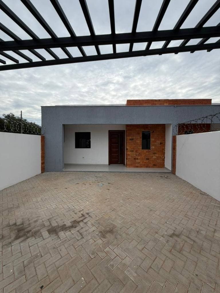 ¡Alquilo casa en Barrio Mbocayaty, Ñemby – Amplia y funcional. – 2