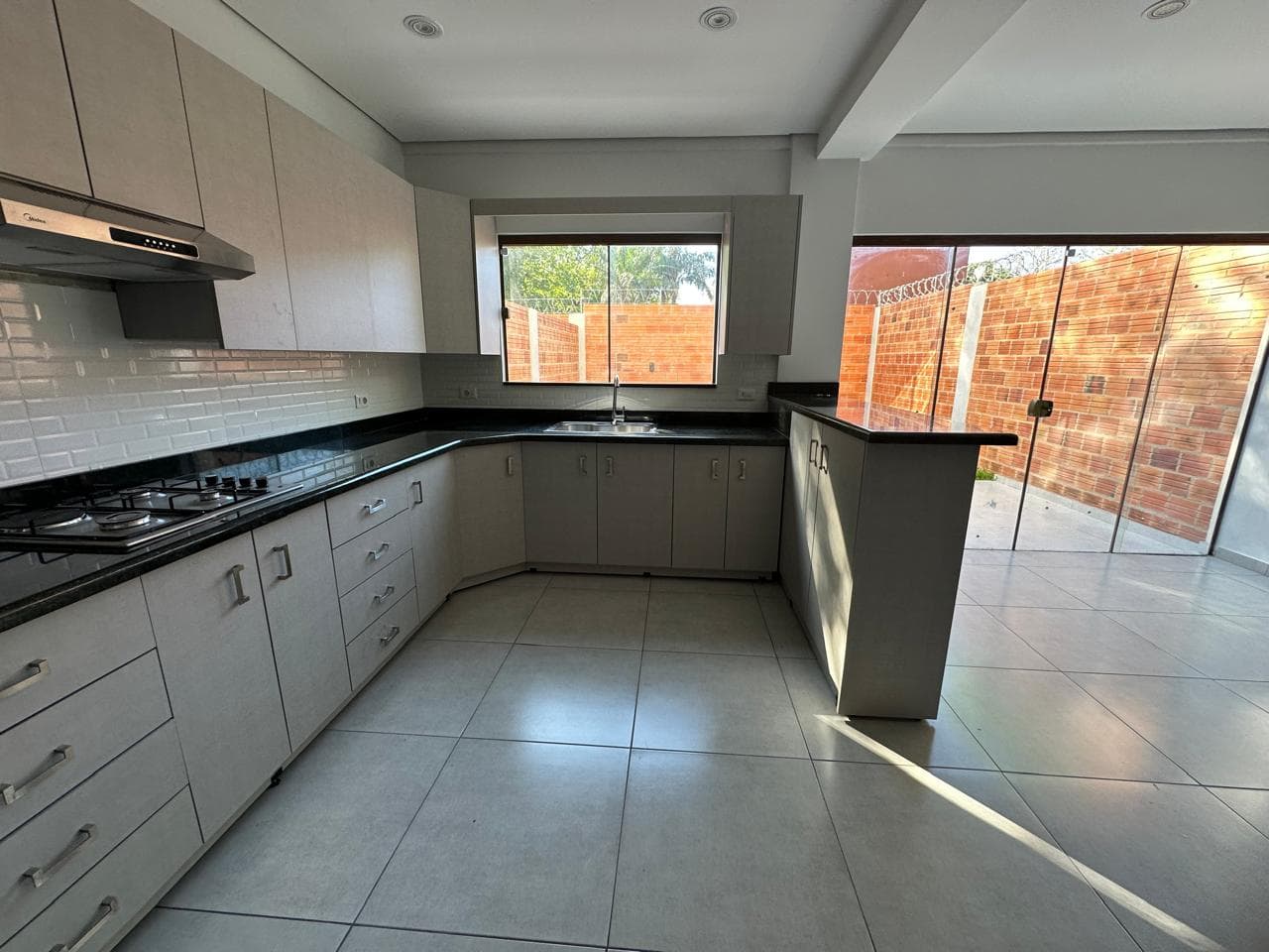 Alquilo duplex a extrenar en San Lorenzo, zona Laguna Grande