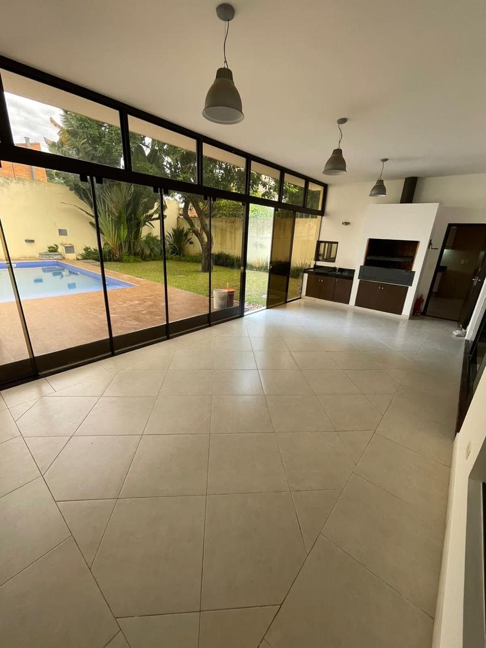 Vendo Espectacular Casa de 393 m2 en el Barrio Mburucuya - CLHO6254700