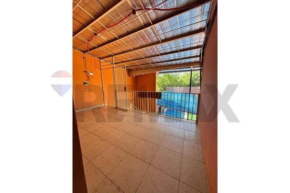 Casa con salón comercial, piscina y quincho – 2