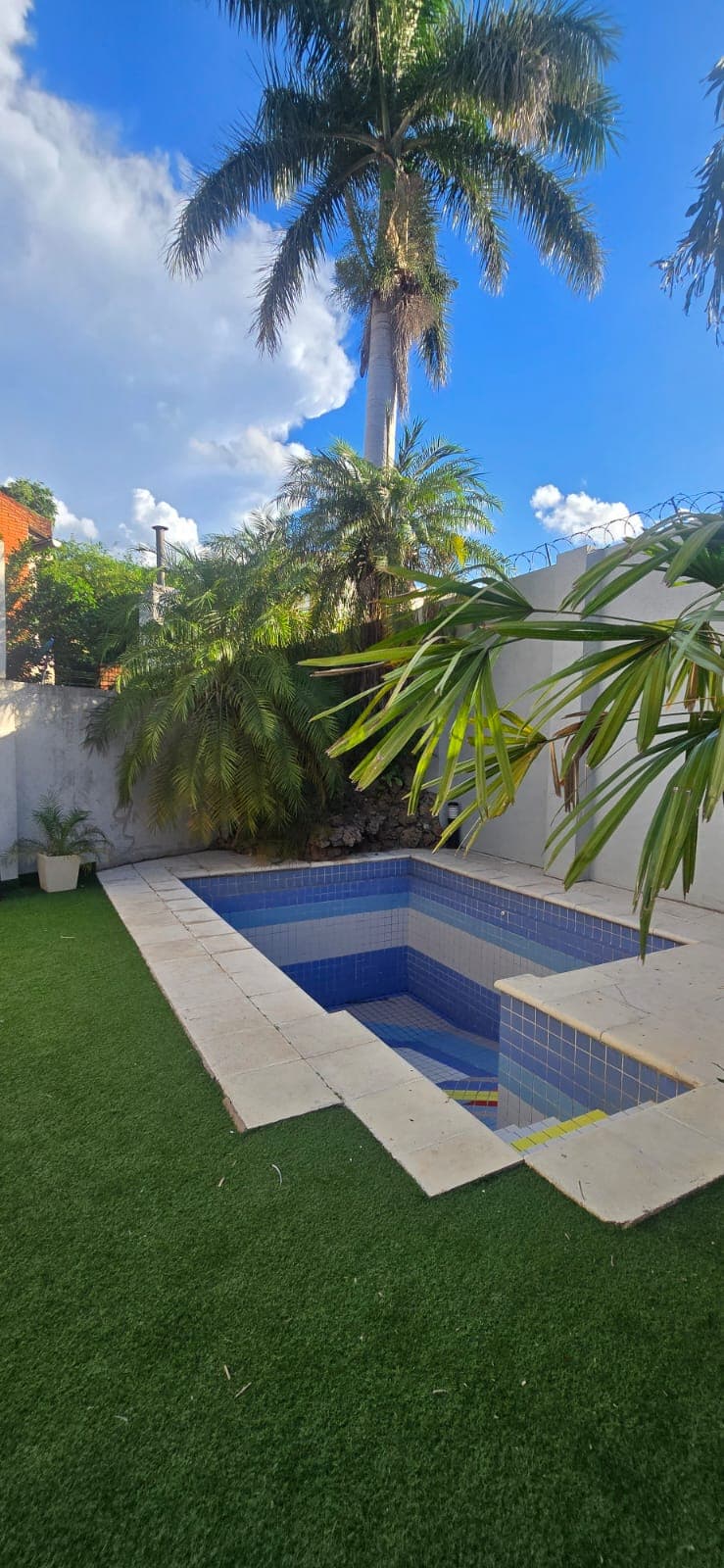 ALQUILO HERMOSA CASA AMOBLADA CON PISCINA EN BARRIO YCUA SATÍ – ZONA COL GOETHE