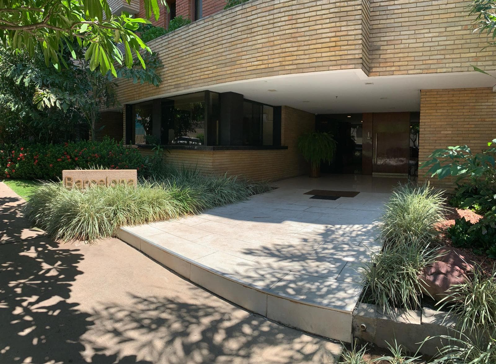 EN ALQUILER – AMPLIO DEPARTAMENTO DÚPLEX EN VILLA MORRA – 2