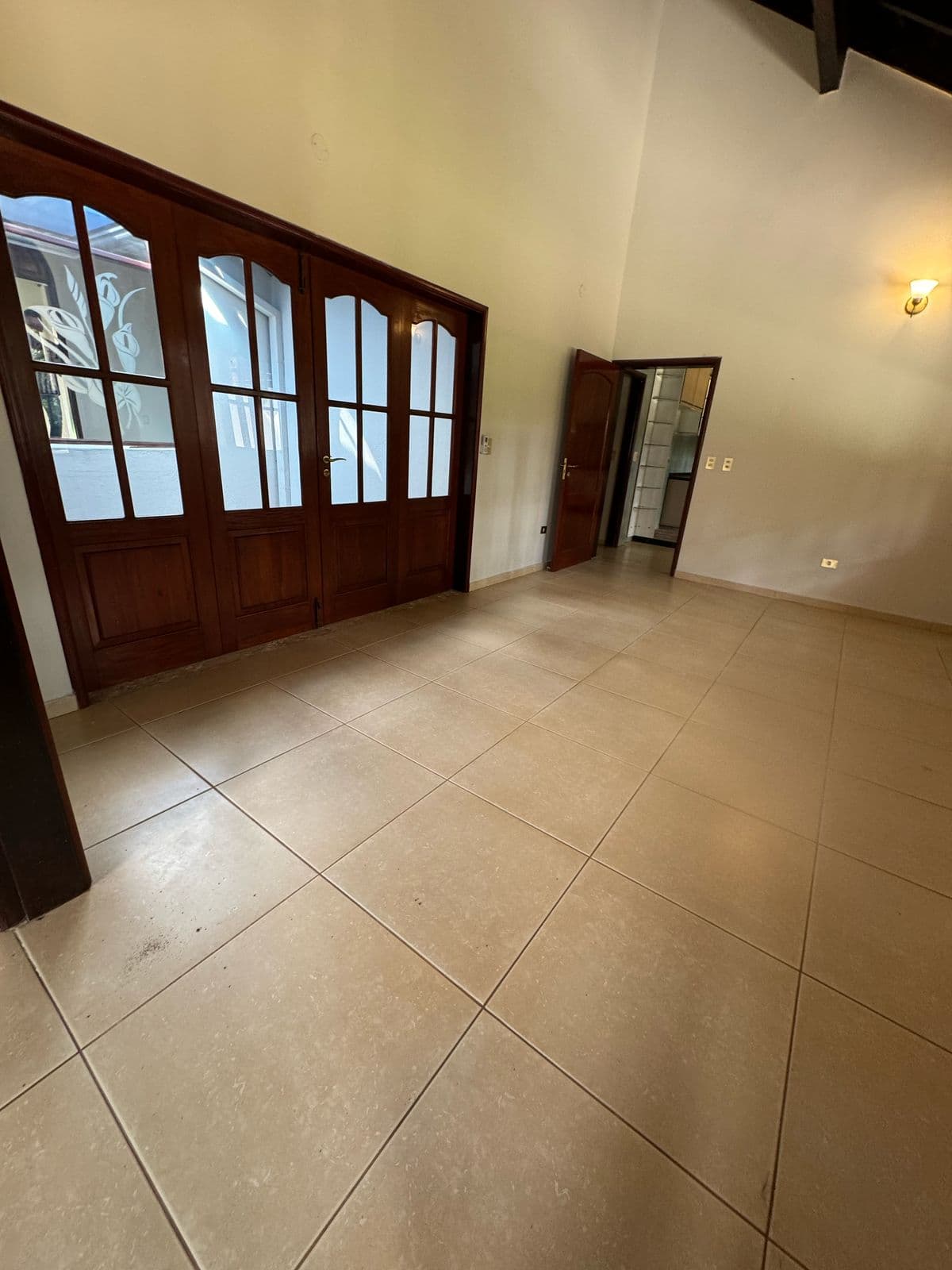 SE ALQUILA HERMOSA RESIDENCIA EN EL PARANA COUNTRY CLUB – 2