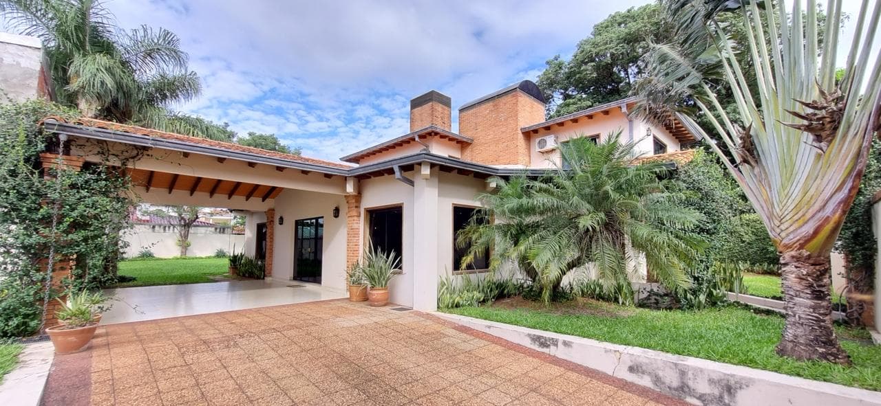 Casa con 4 Dormitorios y amplio patio en Lambaré 20x40 – 3