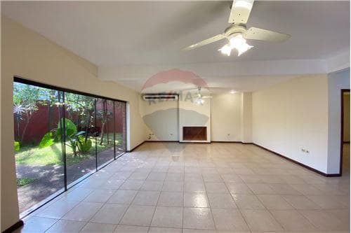 Vendo amplia residencia sobre Avda.Laguna Grande, zona Moravia – 3