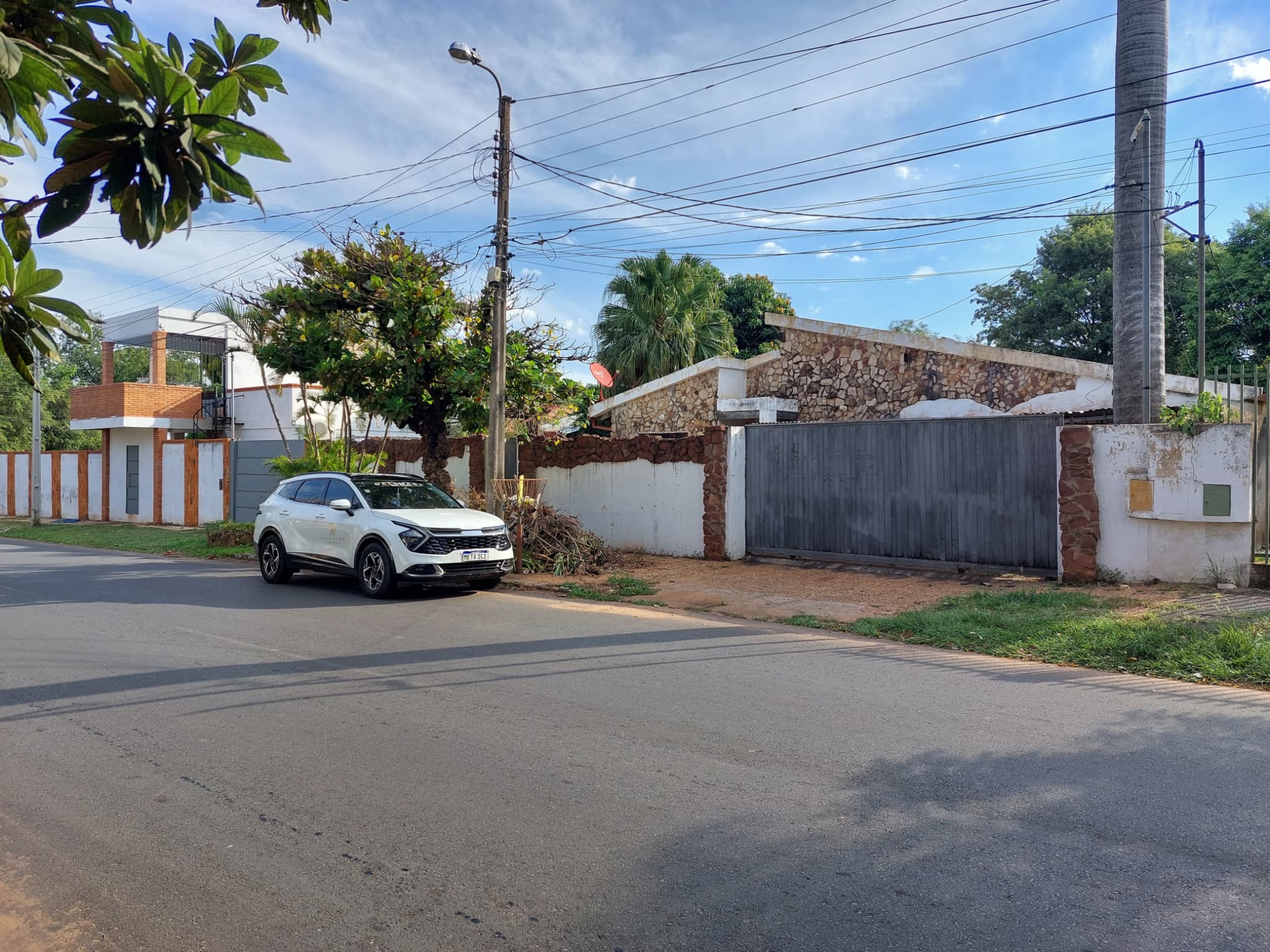 Oportunidad Única en Luque: Amplia Casa para Refacción con Ubicación Privilegiada C-1171