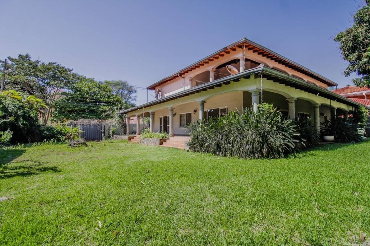 Venta amplia Residencia en barrio Mcal. Estigarribia 1500 m2