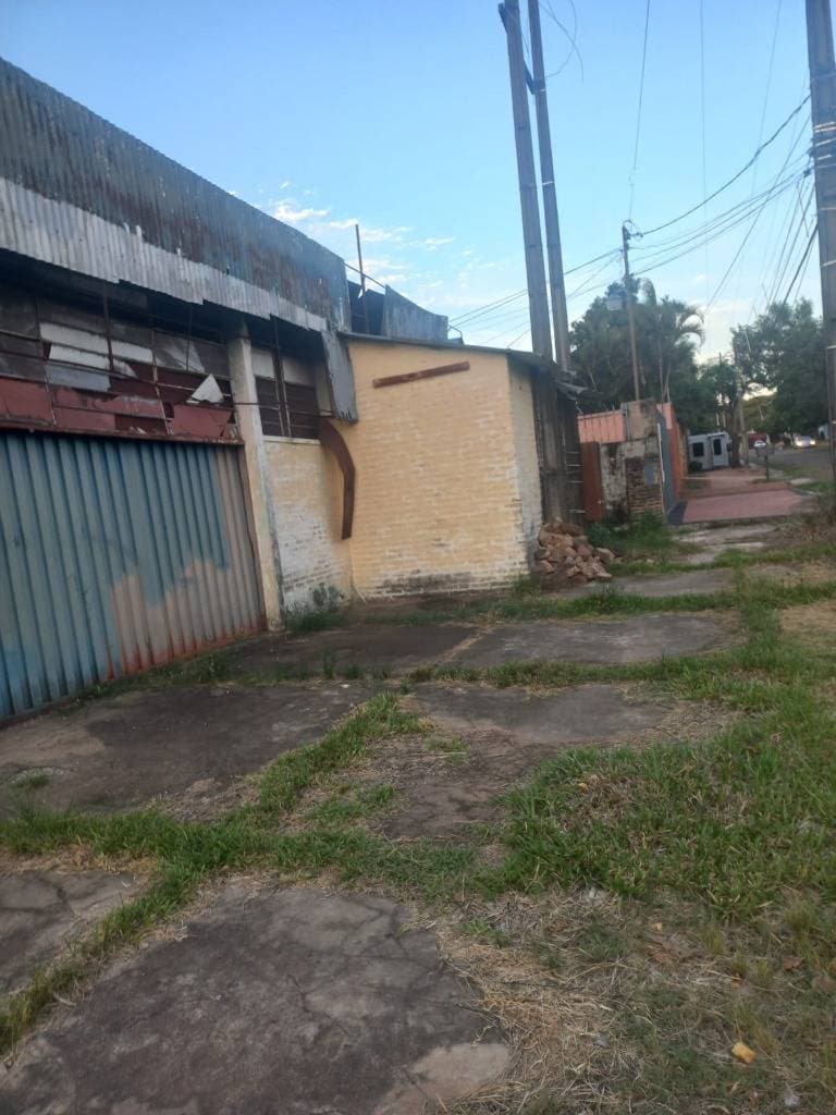 Tinglado en excelente ubicación estratégica en Luque.!! Para inversión.