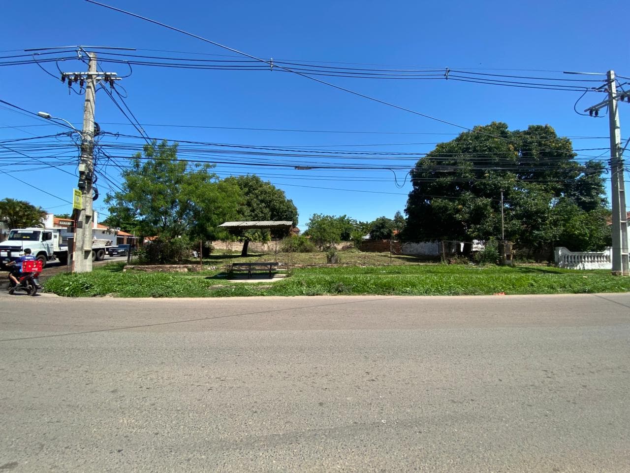 TERRENO AMPLIO EN ESQUINA EN MARIANO ROQUE ALONSO