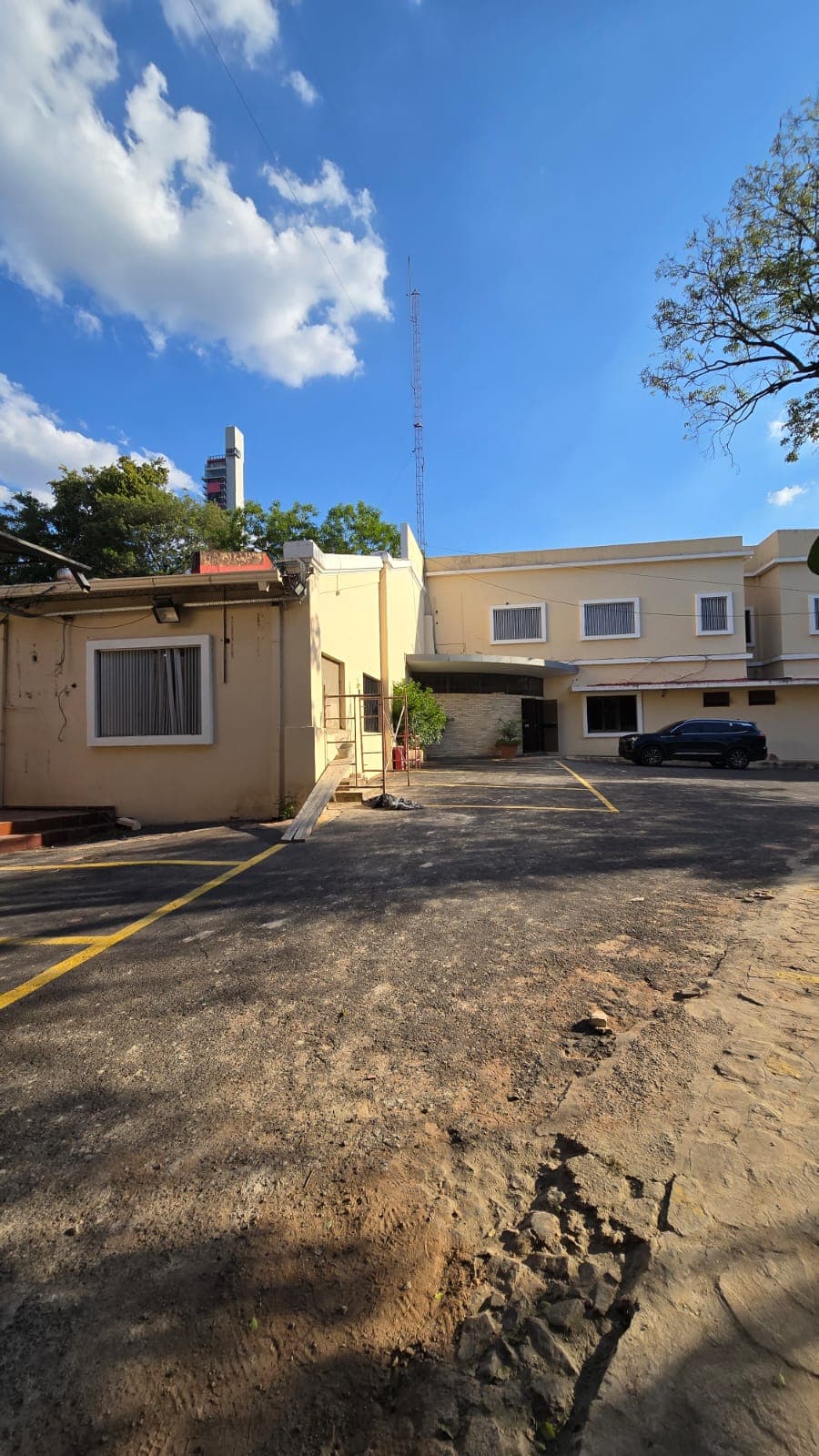 Alquilo Inmueble Comercial de 1.100 m2 Sobre la Avda. Artigas - CLCO7916304