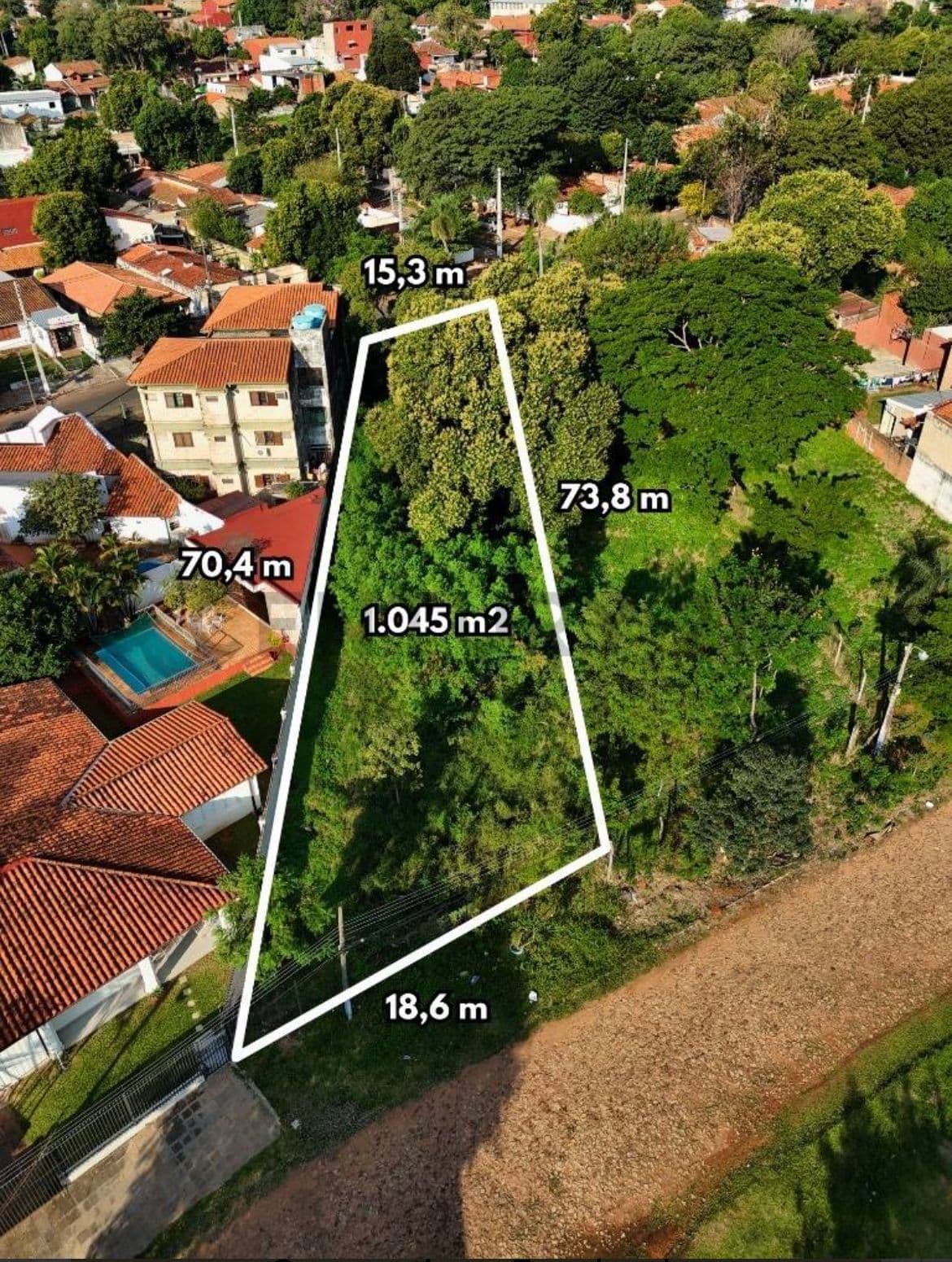 VENDO AMPLIO TERRENO CON SALIDA DE CALLE A CALLE ZONA CACIQUE LAMBARÉ