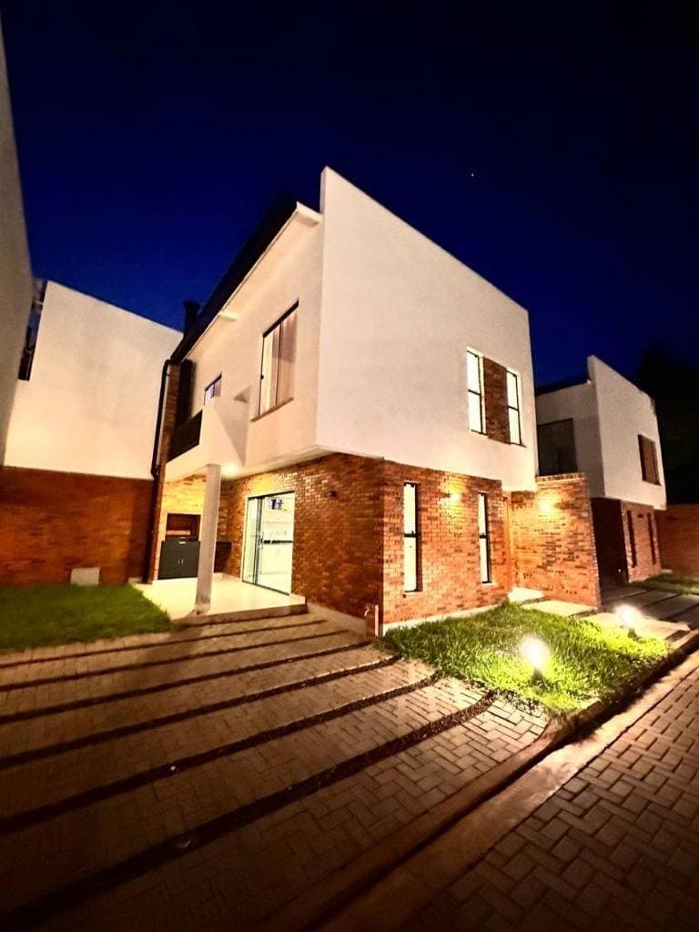 ALQUILO DUPLEX AMOBLADO EN LUQUE.