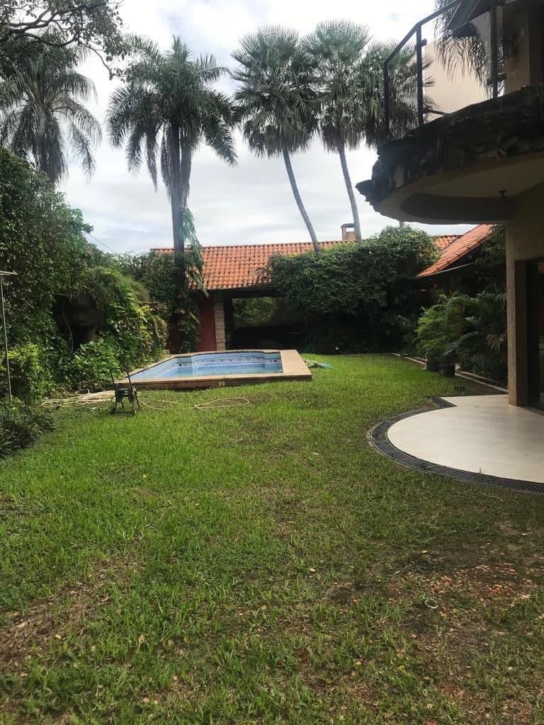 EN ALQUILER, AMPLIA RESIDENCIA DE 6 DORMITORIOS, A PASOS DE CASA RICA LAURELES. – 3