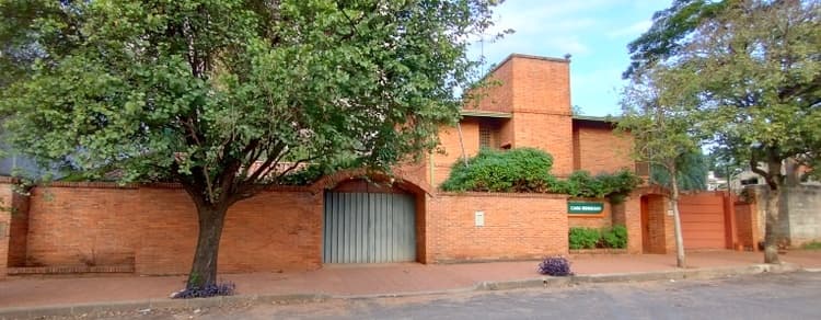 Casa 3 Dorm. + área Serv. + Piscina Z/ Fortaleza Boggiani (CóD. 1271)