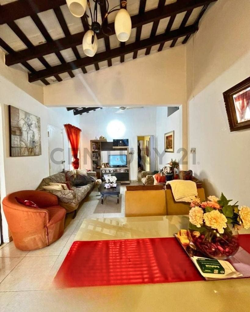 En venta Casa con 2 locales comerciales Barrio Mburucuyá – 3