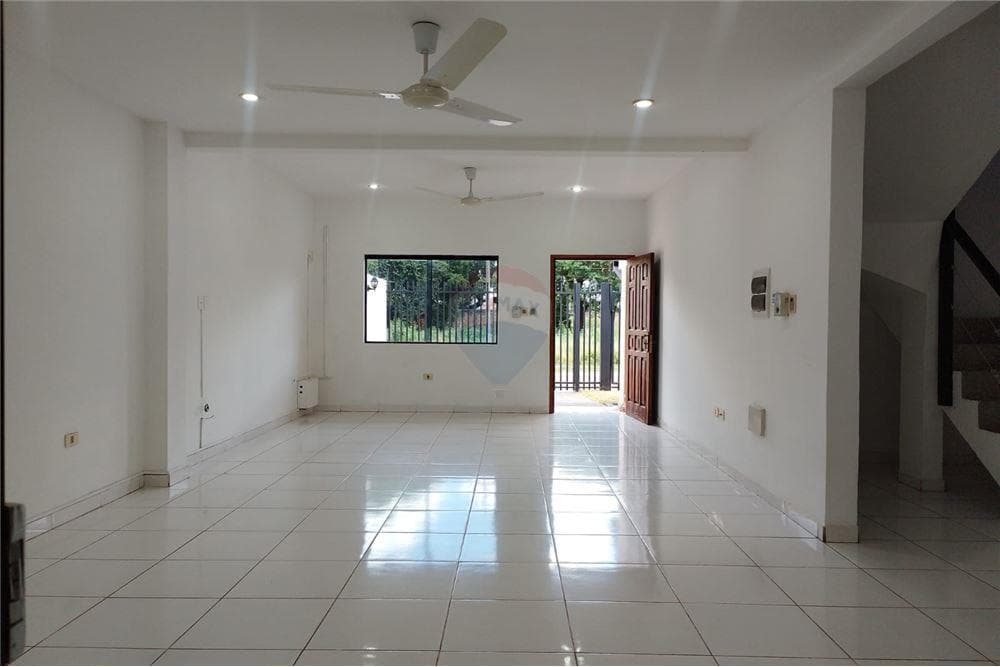 Vendo Duplex en esquina a una cuadra de Mcal.López – 2