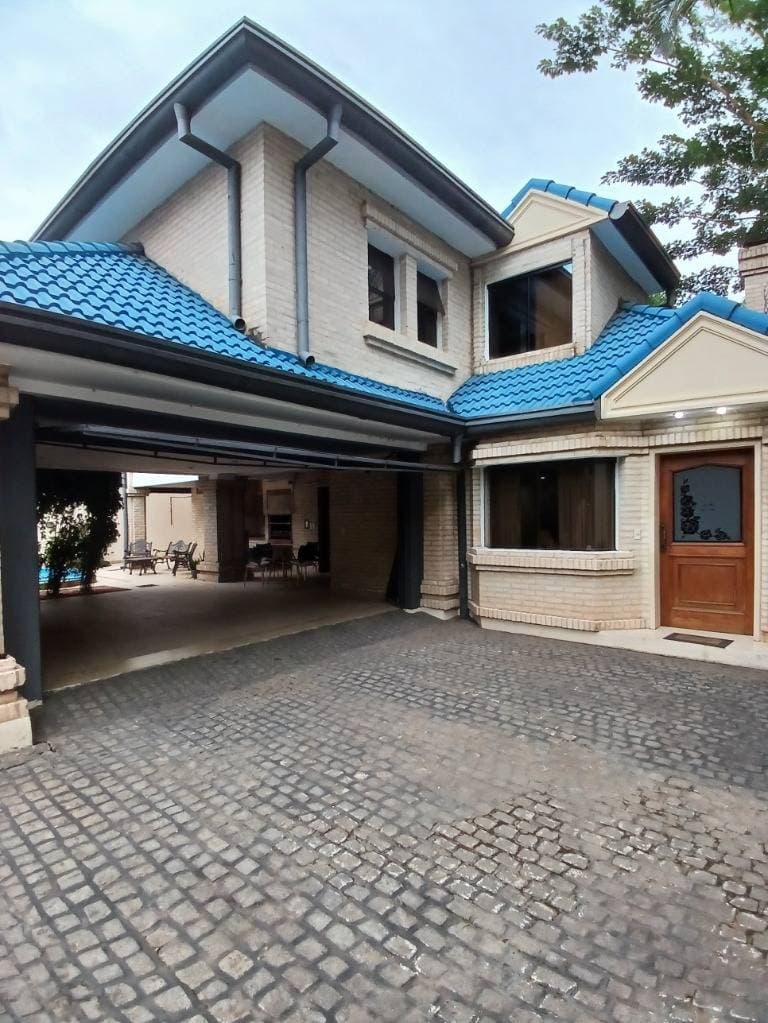 En Alquiler Hermosa Casa De Tres Dormitorios, En Condominio