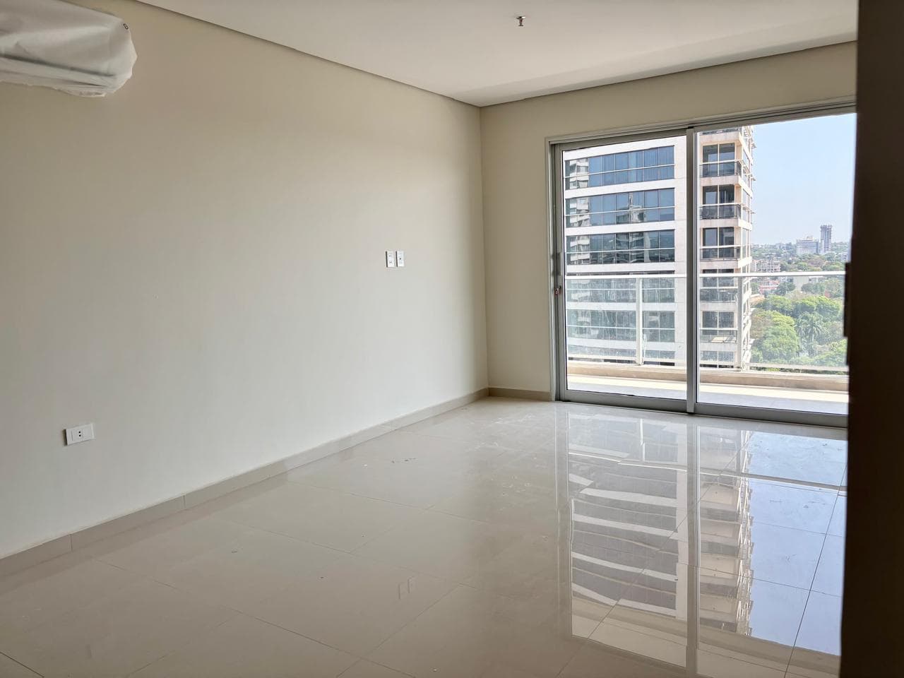 Departamento en alquiler c/ cochera en Ykua Sati