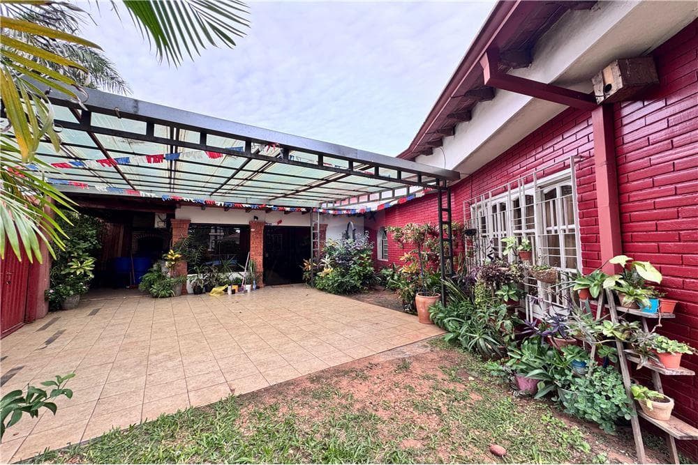 CASA A REF. EN AMPLIO TERRENO. ESQUINA. YCUA SATI – 3