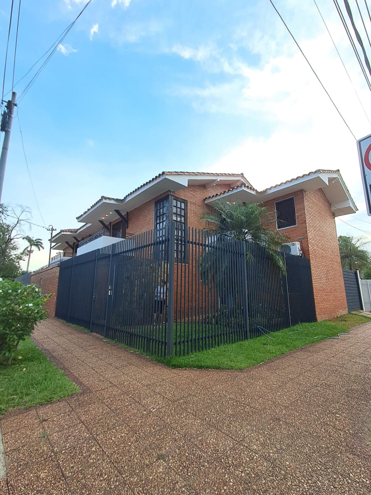 ALQUILER DÚPLEX EN ESQUINA CON QUINCHO BARRIO HERRERA