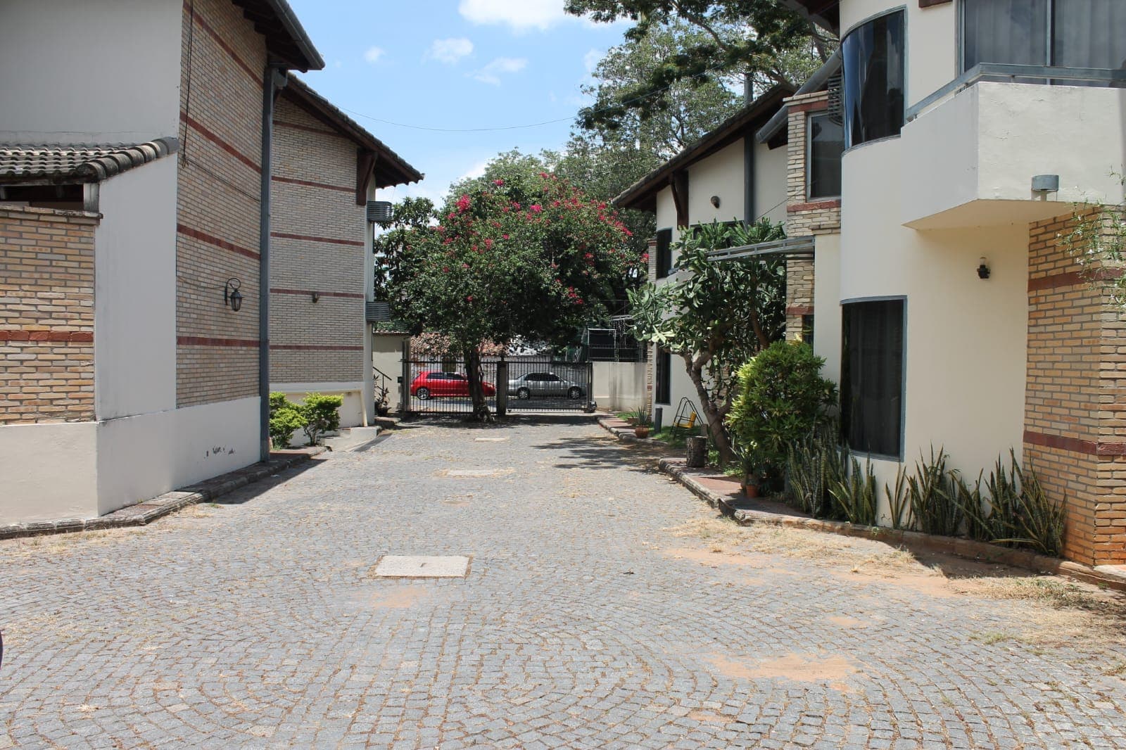 Vendo Condominio De 5 Casas En Villa Morra. Asunción. – 2