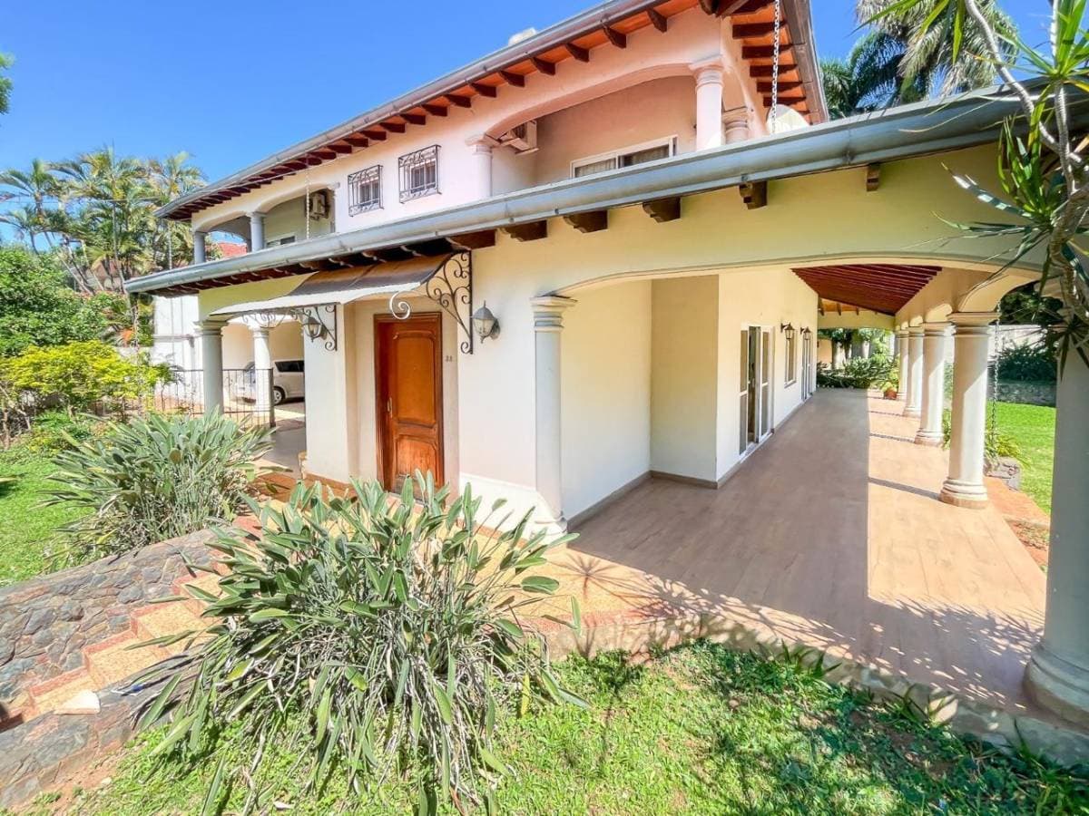 Venta amplia Residencia en barrio Mcal. Estigarribia 1500 m2 – 2