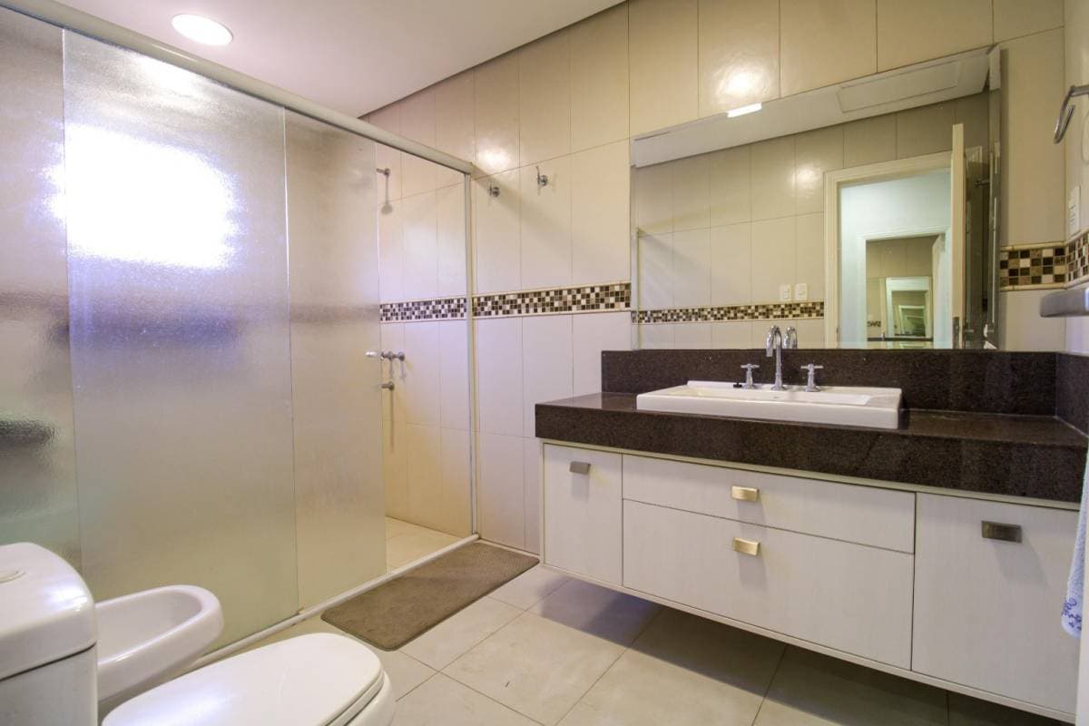 Venta amplia Residencia en barrio Mcal. Estigarribia 1500 m2 – 3