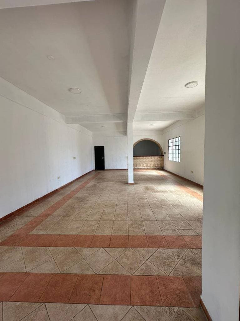 ALQUILO SALON COMERCIAL CON OFICINAS Y AMPLIO DEPOSITO ADYACENTE EN LUQUE – 3