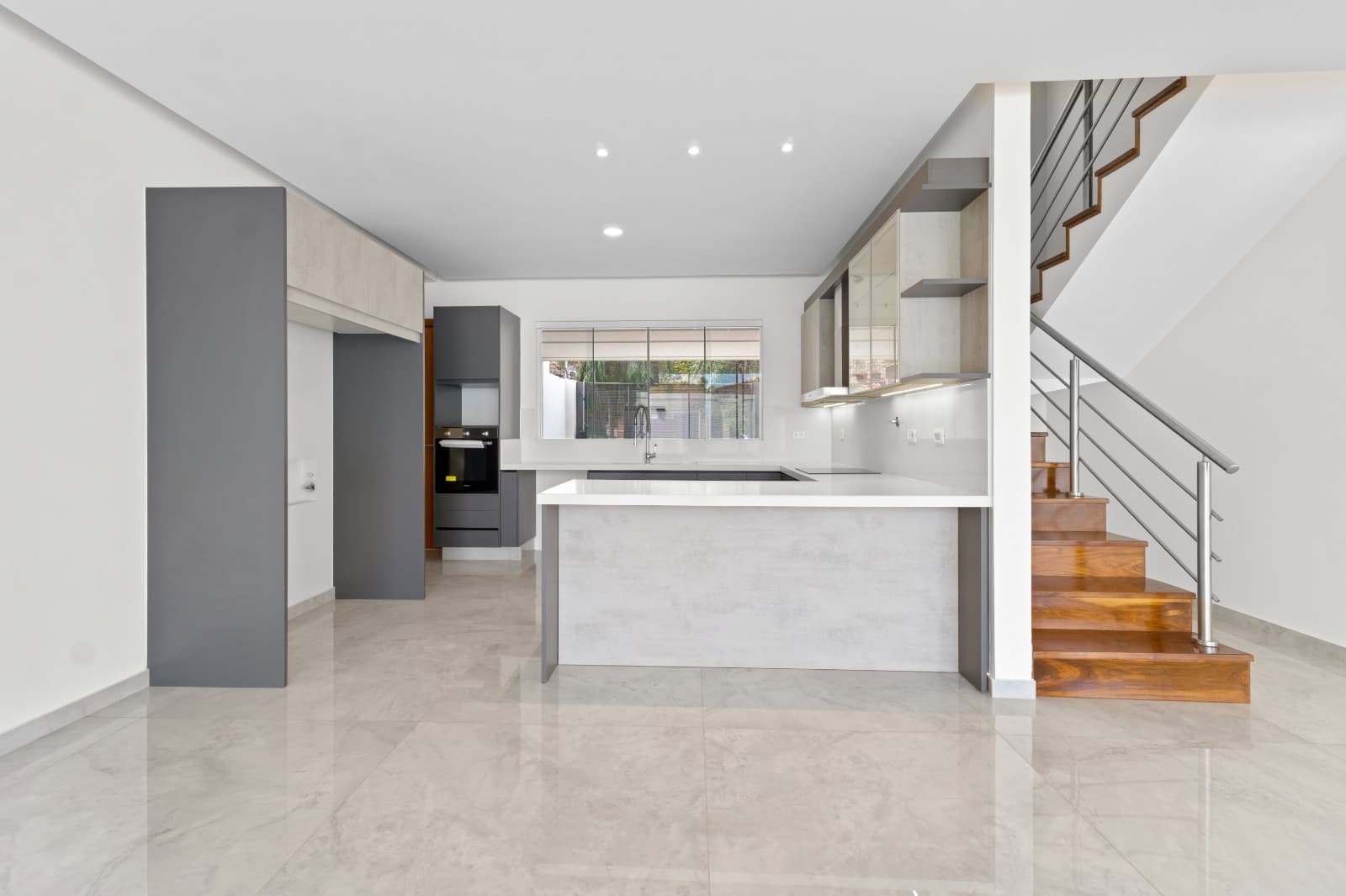 En Venta Casa de 5 dormitorios en suite, a estrenar - En Mburucuya.