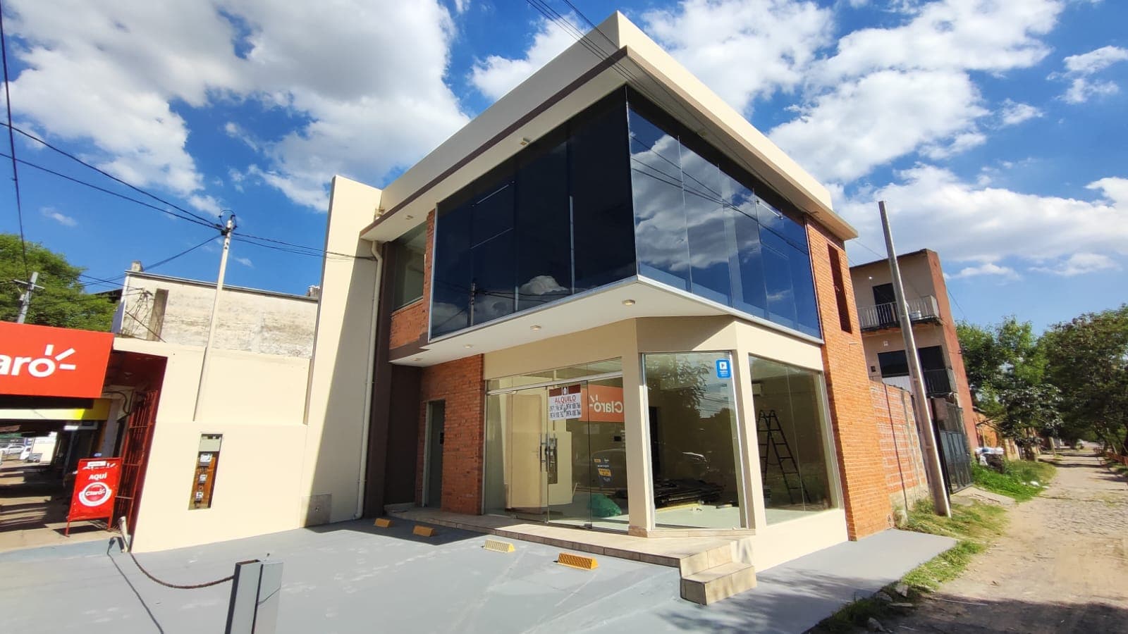 Salón Comercial DE DOS NIVELES a una cuadra de la Transchaco.