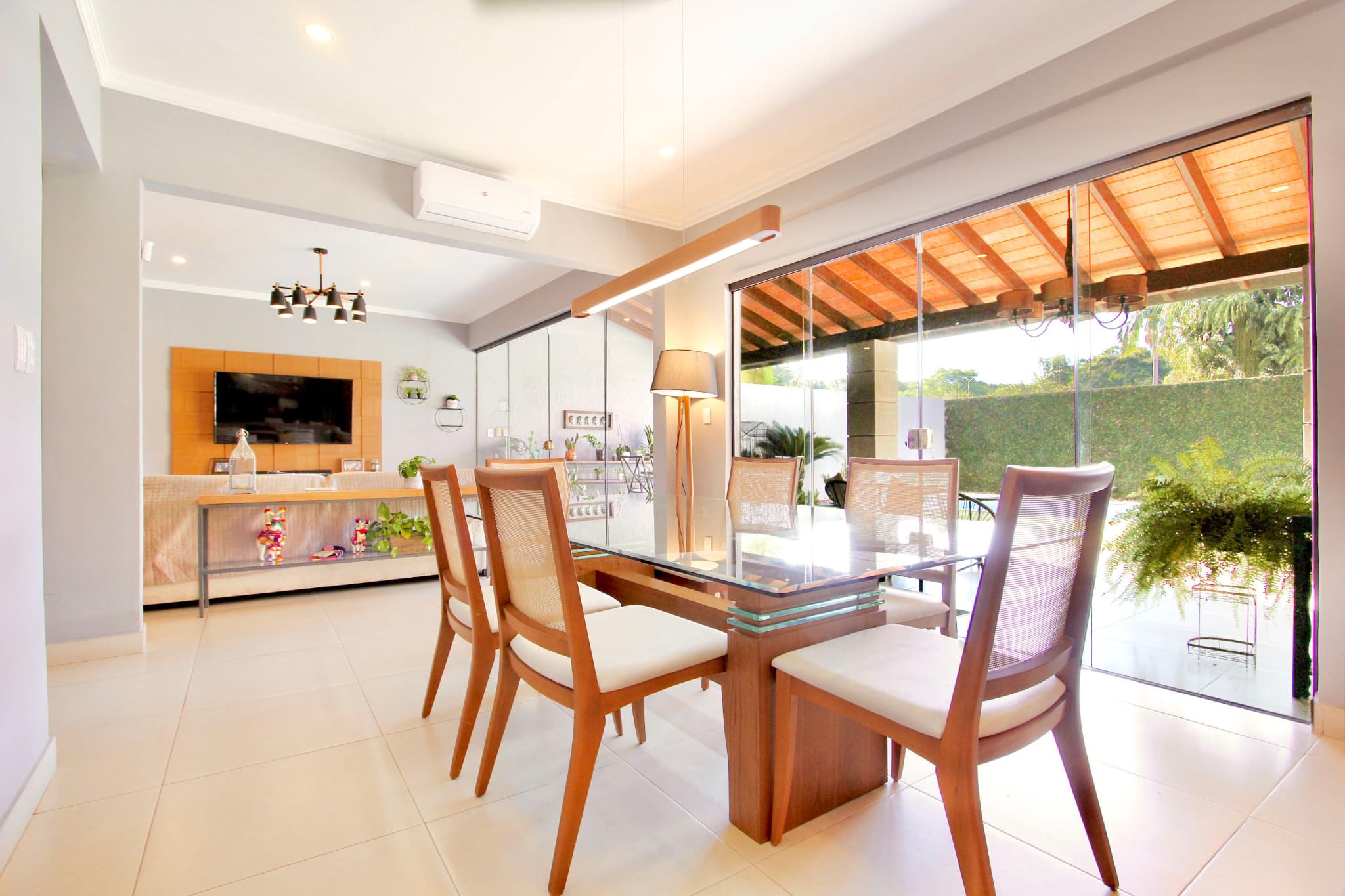 Alquilo amplia residencia con fino amoblamiento