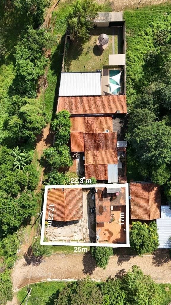 Vendo Terreno con Construcciones en esquina en el Barrio Yka’a- Luque