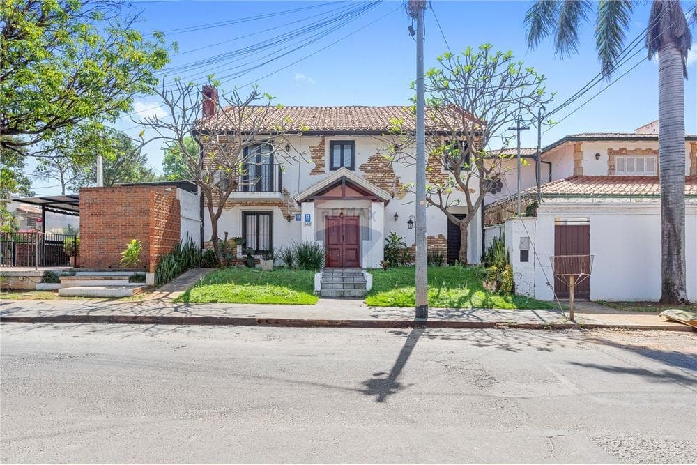 Residencia En Mburucuyá En Venta